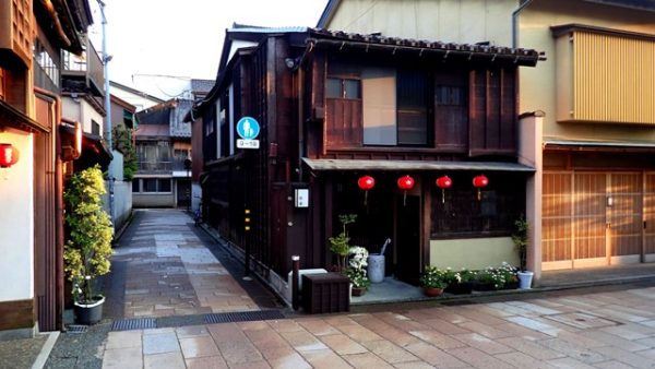 sejour-voyage-circuit-japon-kanazawa-rue-quartier-traditionnel-maison