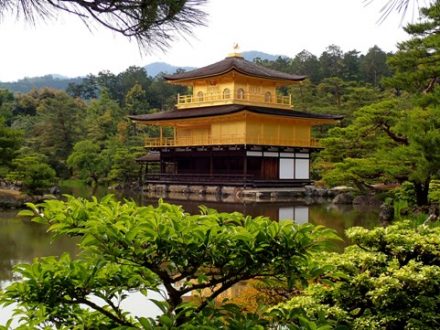 sejour-voyage-circuit-japon-kyoto-kinkaku-ji-temple-doré-nature